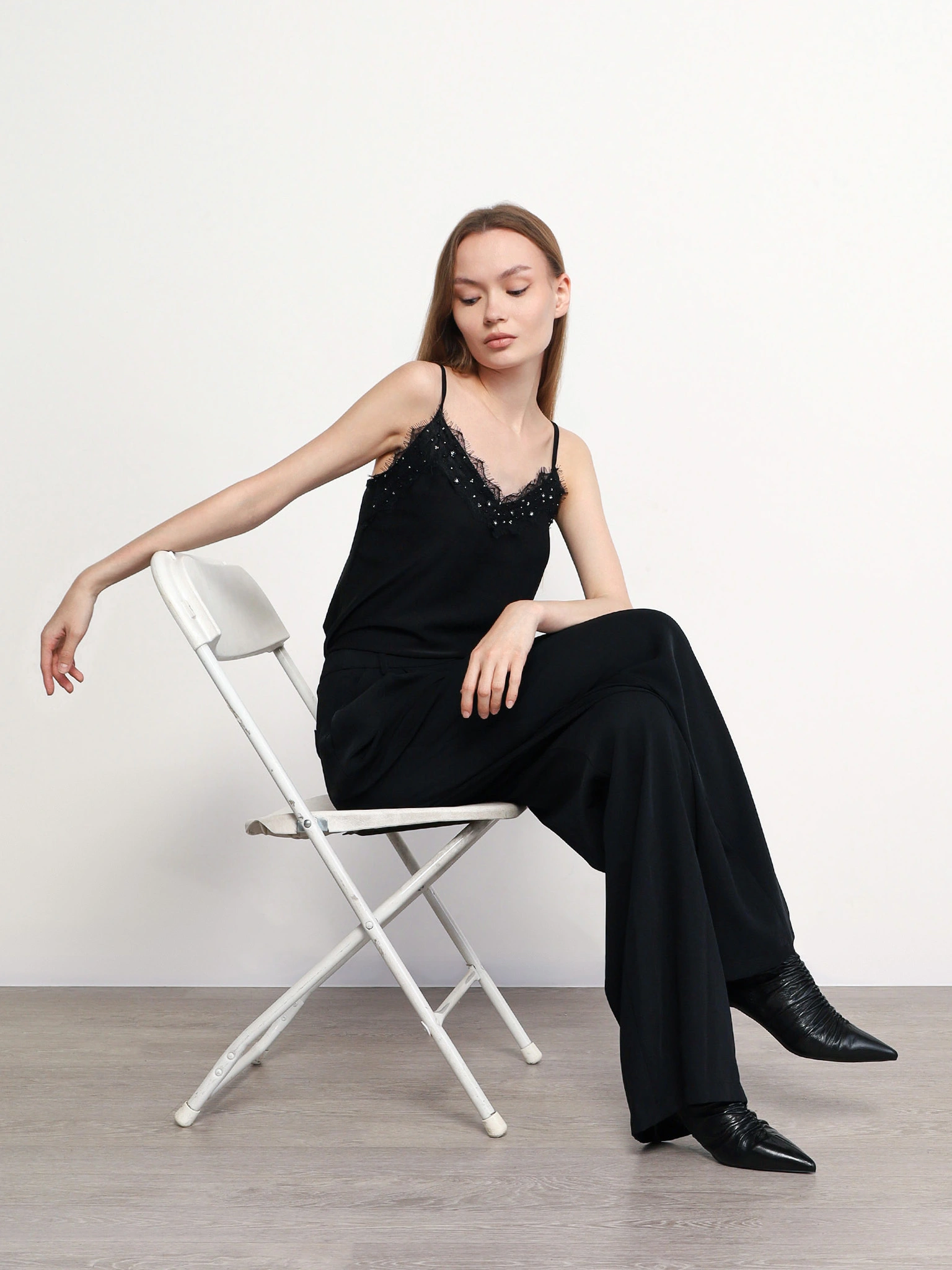 Топ черного цвета с кружевом и цепочкой-мониль